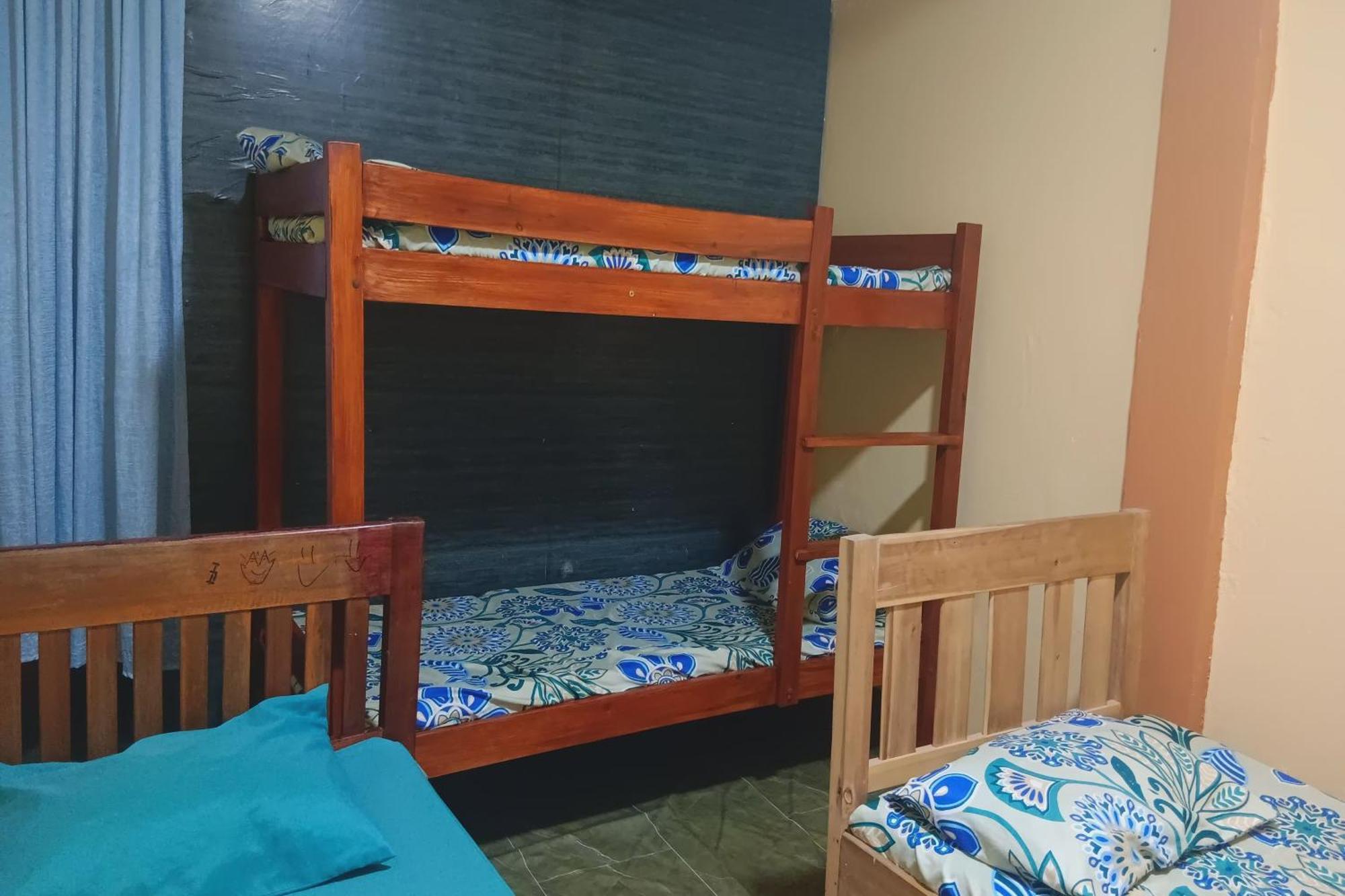 Larosa Hostel Bed&Breakfast Puerto Princesa Exterior foto