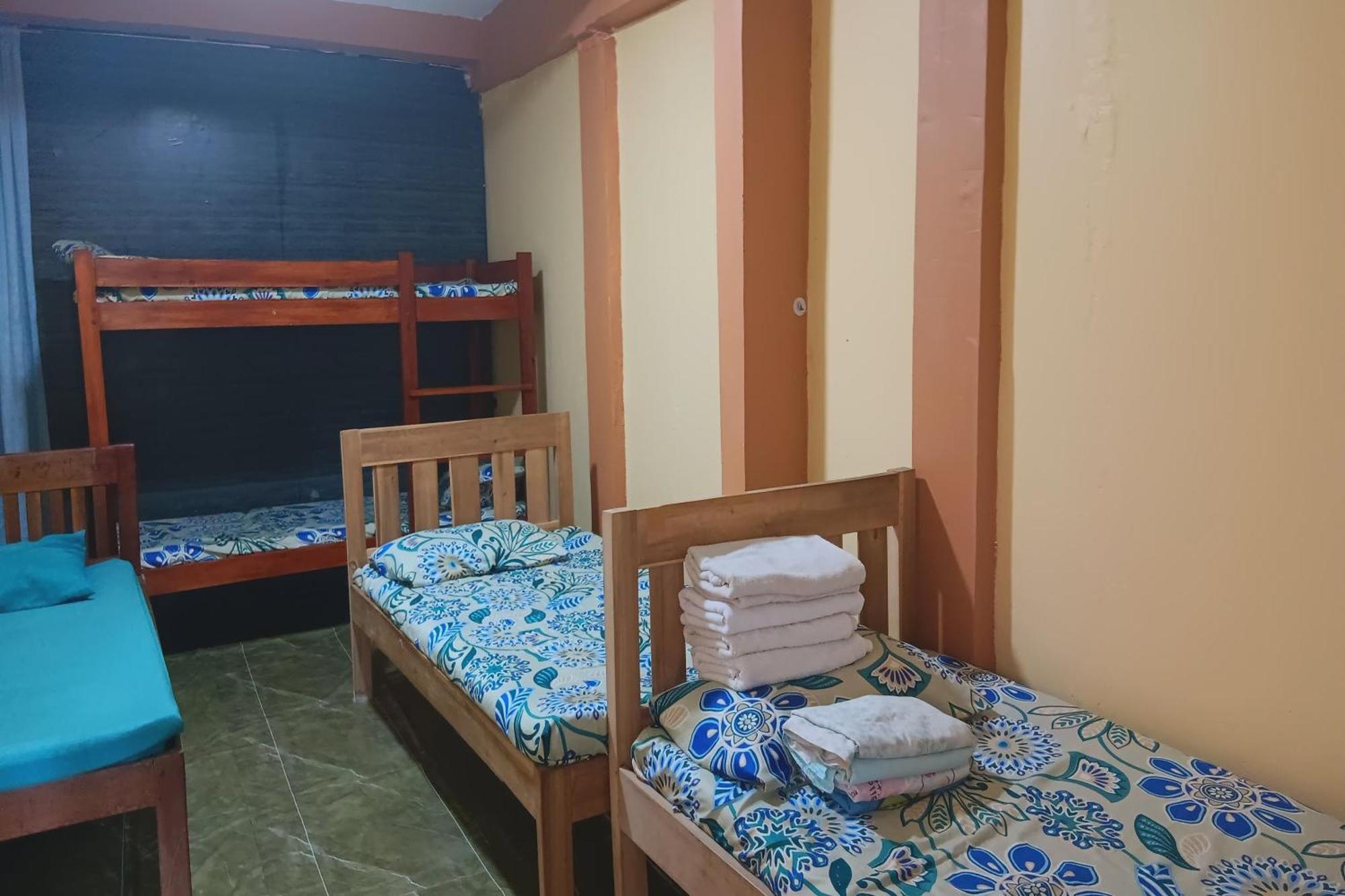 Larosa Hostel Bed&Breakfast Puerto Princesa Exterior foto